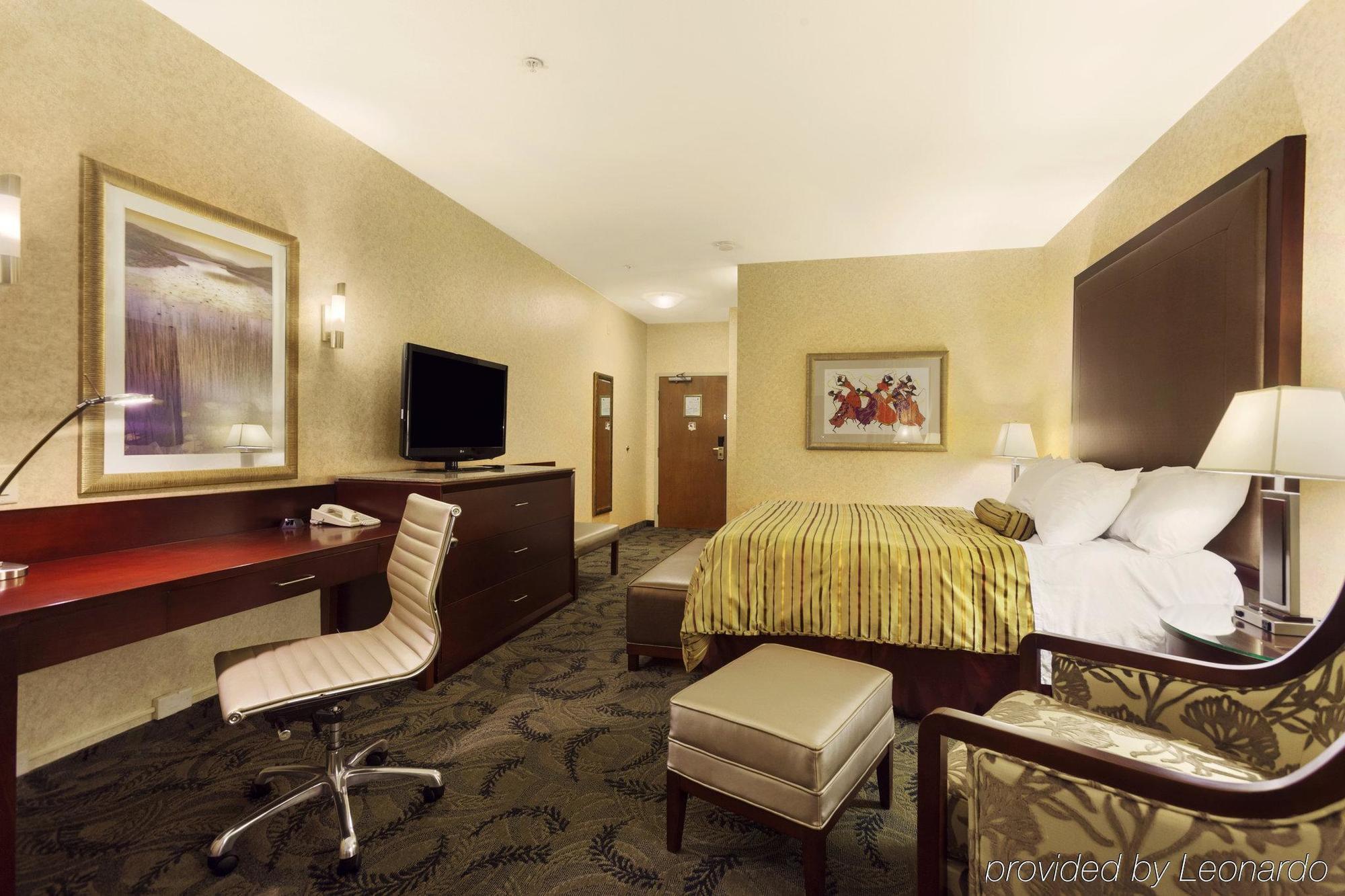 Poco Inn And Suites Hotel And Conference Center Порт-Кокітлем Екстер'єр фото