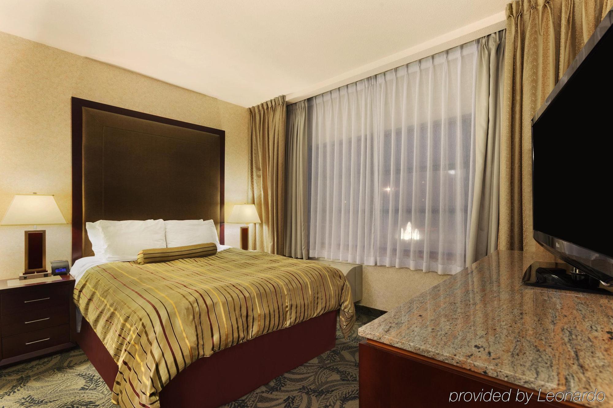Poco Inn And Suites Hotel And Conference Center Порт-Кокітлем Екстер'єр фото