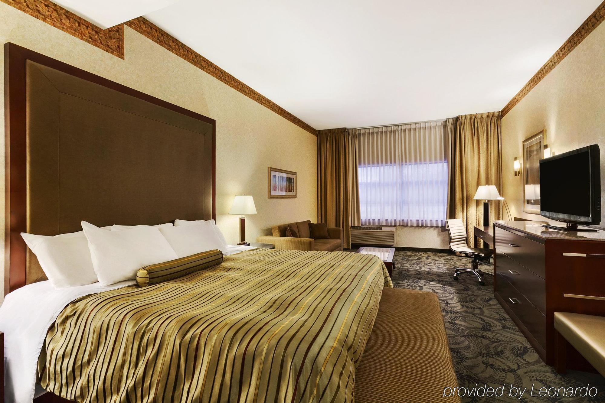 Poco Inn And Suites Hotel And Conference Center Порт-Кокітлем Екстер'єр фото